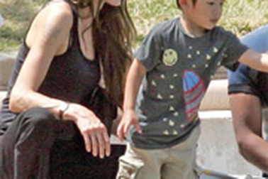 Pax Thiên đi chơi cùng mẹ