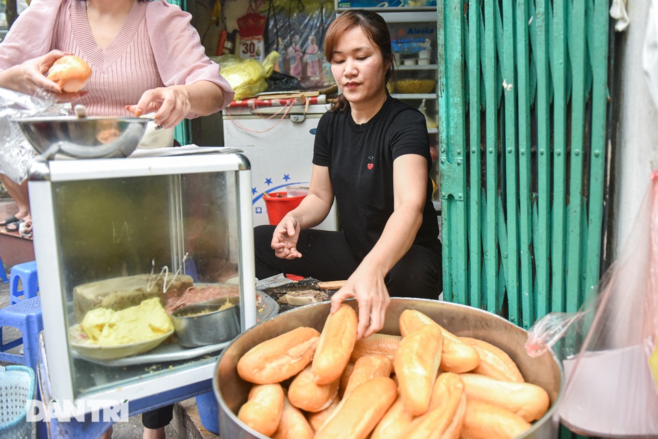 Quán bánh mỳ bảo thủ thời bao cấp mỗi buổi sáng hết bay 400 cái - 11 Quán bánh mỳ bảo thủ thời bao cấp mỗi buổi sáng hết bay 400 cái - 11