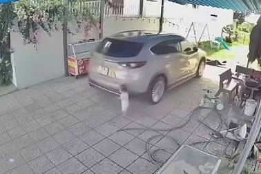 Bé gái 15 tháng tuổi bị ô tô lùi cán tử vong ở Đồng Nai