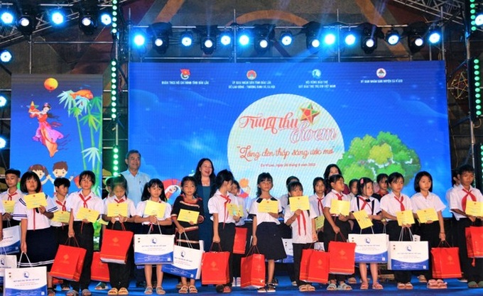 Phó Chủ tịch nước Võ Thị Ánh Xuân đại diện đoàn công tác đã tặng 270 suất học bổng, 120 chiếc xe đạp và 1.500 phần quà cho các em thiếu nhi.