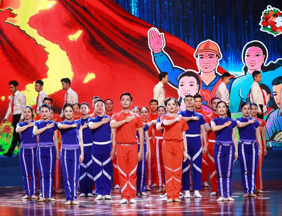 Chủ tịch nước Nguyễn Xuân Phúc dự Lễ kỷ niệm 135 năm Ngày Quốc tế Lao động - 2 Chủ tịch nước Nguyễn Xuân Phúc dự Lễ kỷ niệm 135 năm Ngày Quốc tế Lao động - 2