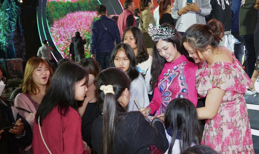 Hoa hậu Nông Thúy Hằng tích cực quảng bá vẻ đẹp quê nhà Hà Giang - 2 Hoa hậu Nông Thúy Hằng tích cực quảng bá vẻ đẹp quê nhà Hà Giang - 2