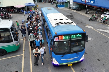 Người dân Đồng Nai gặp khó khi tuyến xe buýt đi TPHCM cắt lộ trình