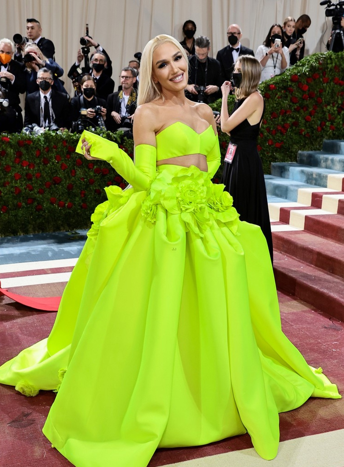 Brooklyn Beckham tình tứ hôn con gái tỷ phú trên thảm đỏ Met Gala - 5 Brooklyn Beckham tình tứ hôn con gái tỷ phú trên thảm đỏ Met Gala - 5