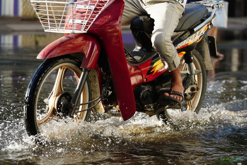 “Khu nhà giàu” khốn khổ bì bõm lội nước - 2 “Khu nhà giàu” khốn khổ bì bõm lội nước - 2