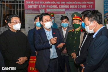 Bí thư Hà Nội Vương Đình Huệ thăm hỏi động viên trường tiểu học Xuân Phương