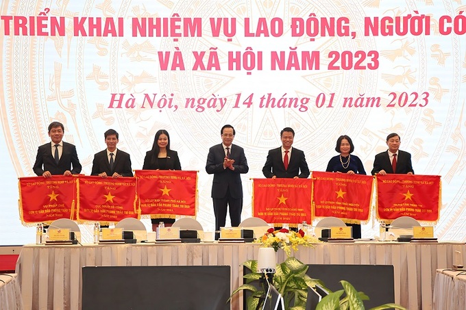 Bộ trưởng Đào Ngọc Dung trao cờ thi đua cho các đơn vị thuộc Bộ và các Sở LĐ-TB&XH dẫn đầu phong trào thi đua năm 2022