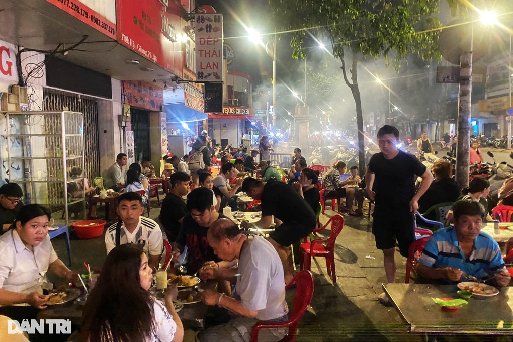 Quán cơm tấm bán theo giờ âm phủ khiến Trấn Thành, Việt Hương mê mẩn - 4