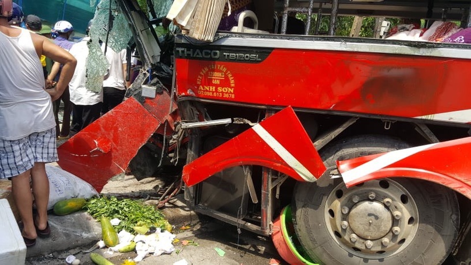 Xe khách và xe container đấu đầu, một cựu giáo viên tử vong - 4 Xe khách và xe container đấu đầu, một cựu giáo viên tử vong - 4