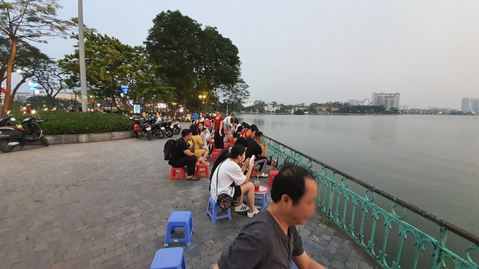 Hết giãn cách, quán nước bờ hồ thu tiền triệu mỗi buổi chiều - 1 Hết giãn cách, quán nước bờ hồ thu tiền triệu mỗi buổi chiều - 1