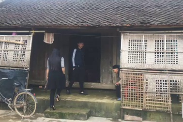 Trao hơn 97 triệu đồng đến chị Hùng.