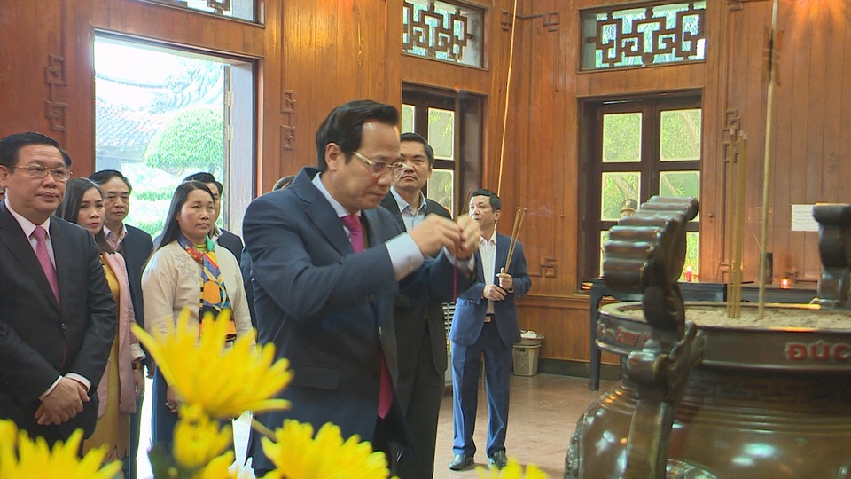 Phó Thủ tướng Vương Đình Huệ thăm, tặng quà các gia đình chính sách, hoàn cảnh khó khăn - 3 Phó Thủ tướng Vương Đình Huệ thăm, tặng quà các gia đình chính sách, hoàn cảnh khó khăn - 3