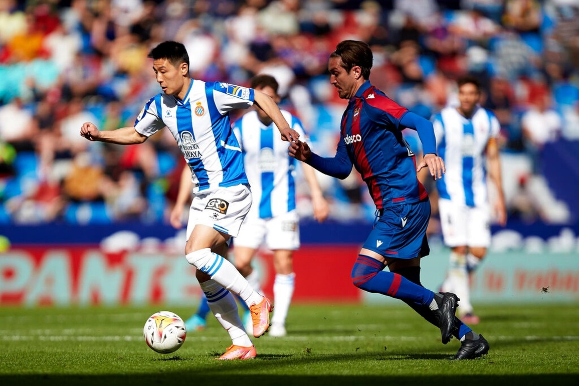 Tuyển thủ Trung Quốc cảm thấy xấu hổ khi nhận danh hiệu Quả bóng vàng - 1