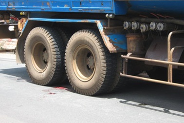 Xe bồn cán nát nửa người em bé 2 tuổi