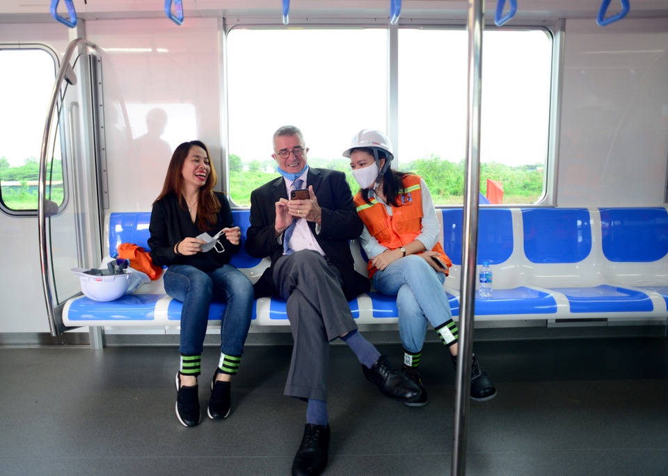Tàu metro số 1.jpg Tàu metro số 1.jpg