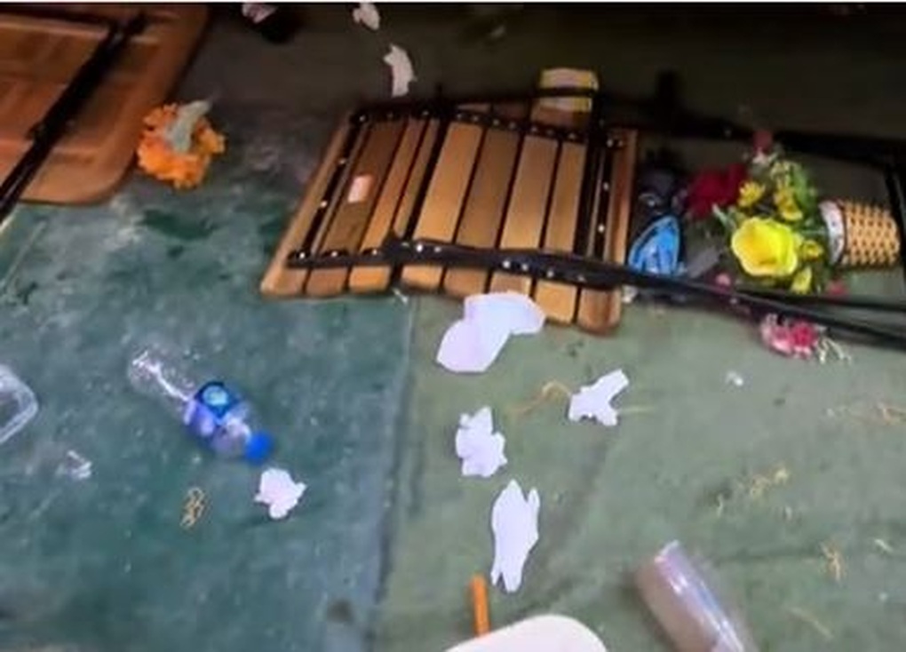 Western tourists were scared when the train knocked over tables and chairs on Hanoi's train street - 2 Khách Tây hú vía khi đoàn tàu hất văng bàn ghế ở phố đường tàu Hà Nội - 2