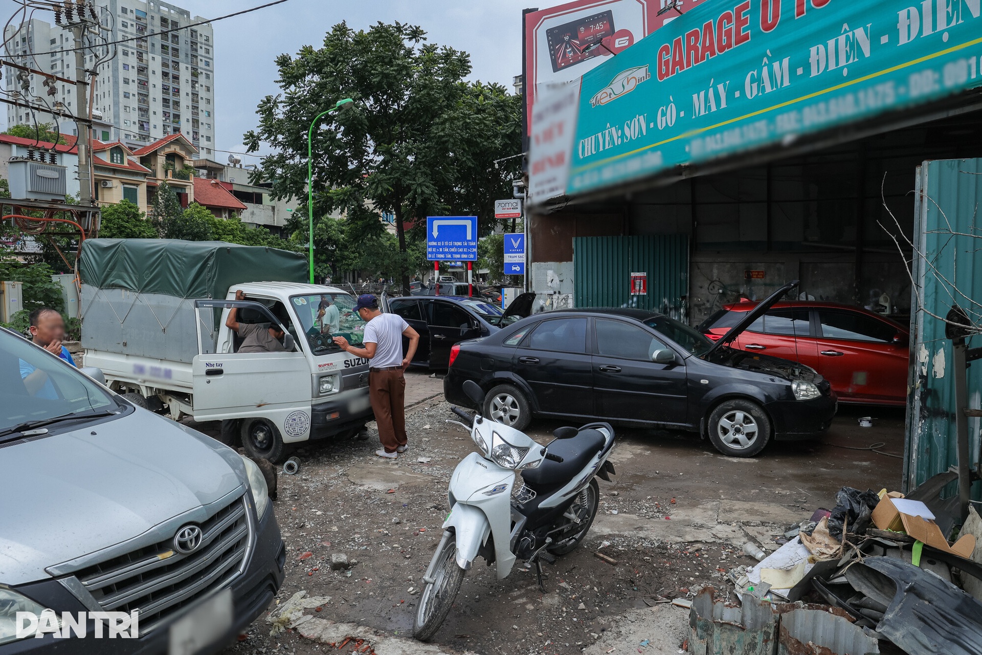 Xe chết máy la liệt sau mưa lớn ở Hà Nội, cửa hàng sửa ngày đêm không xuể - 12 Xe chết máy la liệt sau mưa lớn ở Hà Nội, cửa hàng sửa ngày đêm không xuể - 12