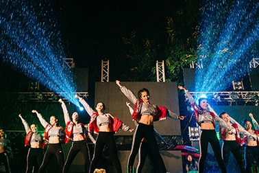 Yanbi, Thái Vũ đội mưa “truyền lửa” tới tân sinh viên Kinh tế Quốc dân