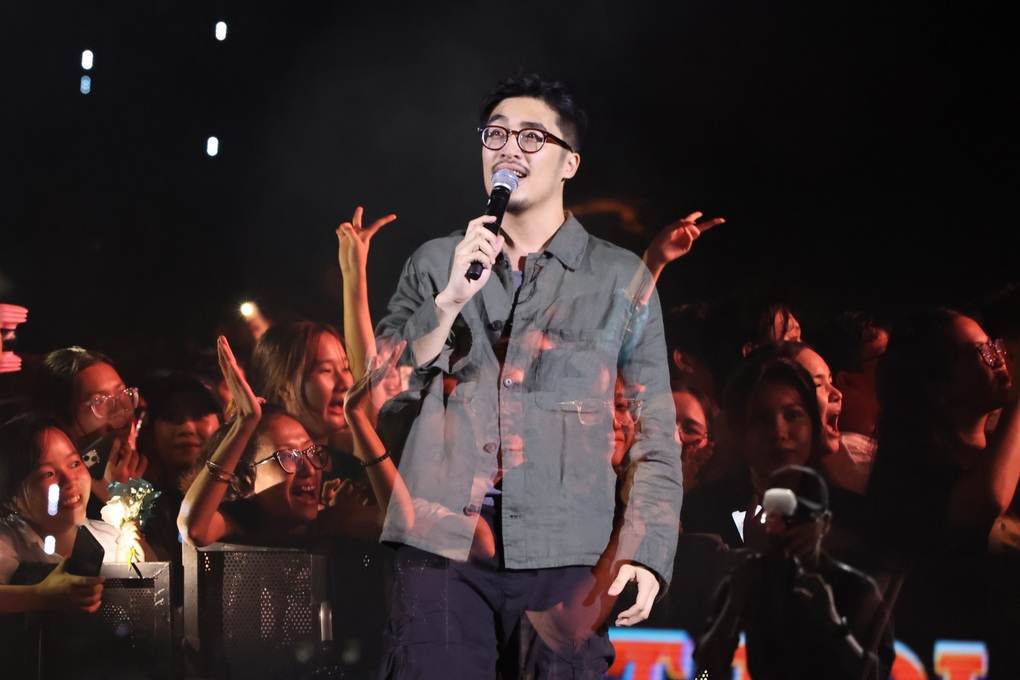 HIEUTHUHAI khoe vẻ điển trai, bắn rap cưa đổ sinh viên - 5 HIEUTHUHAI khoe vẻ điển trai, bắn rap cưa đổ sinh viên - 5