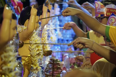 Hàng nghìn người dân dự lễ Phật Đản dưới ánh đèn lung linh