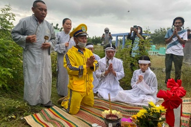 Lễ đưa tang tài tử Thương Tín: Vợ cũ và con gái 12 tuổi xuất hiện lặng lẽ