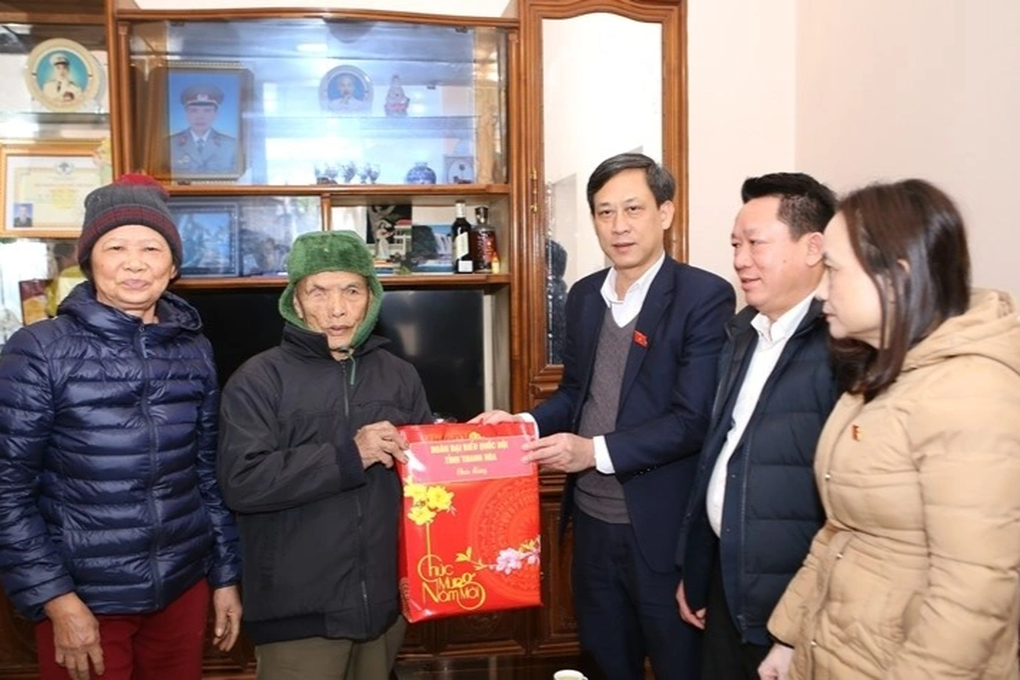 Nhiều suất quà ý nghĩa đến người có công với cách mạng dịp Tết - 1 Nhiều suất quà ý nghĩa đến người có công với cách mạng dịp Tết - 1