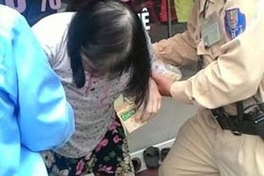 Hà Nội: CSGT giúp đỡ cụ già lạc đường, bị thương tìm người thân