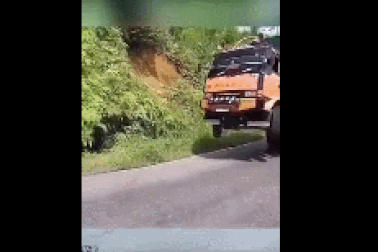 Choáng với những chiếc xe chở quá khổ, quá tải