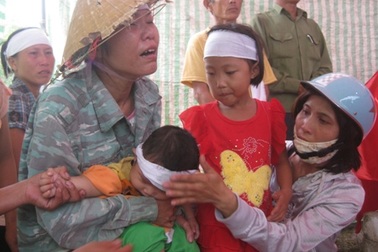 Cha bỏ mạng nơi xứ người, 2 con thơ bơ vơ đói rách