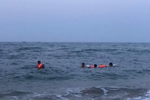 3 nam sinh rủ nhau tắm biển, 1 em tử nạn