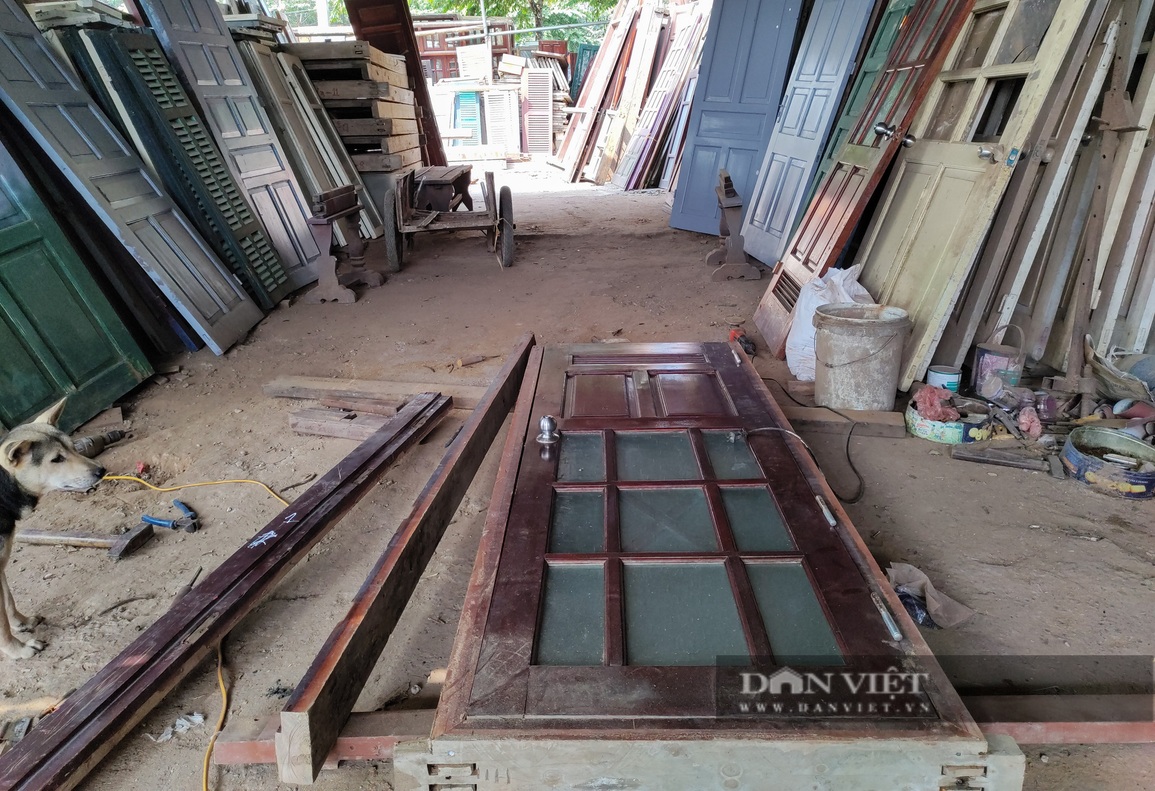 Nghề lạ ở Hà Nội: Chuyên săn lùng cửa gỗ cũ rồi mông má bán kiếm lời gấp 3-4 lần - 2 Nghề lạ ở Hà Nội: Chuyên săn lùng cửa gỗ cũ rồi mông má bán kiếm lời gấp 3-4 lần - 2