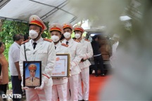 Người dân đội mưa, nghẹn ngào đón linh cữu CSGT hy sinh trên đèo Bảo Lộc