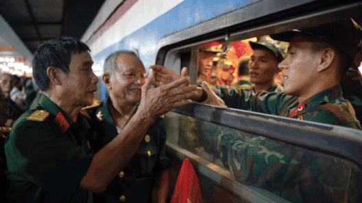 Xúc động khoảnh khắc người dân tiễn các chiến sĩ A80 lên tàu về miền Nam