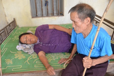 Thương cảnh người cha gần 90 tuổi lưng còng rạp chăm con gái bệnh tật