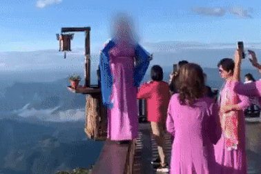 Nữ du khách trèo lên lan can, đứng chênh vênh chụp ảnh ở Tà Xùa gây xôn xao