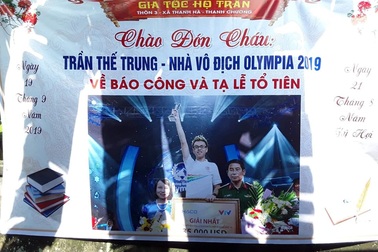Quán quân Đường lên đỉnh Olympia về quê tạ lễ trong niềm hạnh phúc