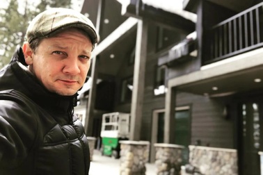 Tài tử Jeremy Renner đang nguy kịch sau khi bị xe ủi tuyết cán phải