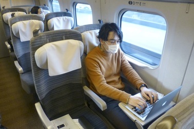Những "chuyến tàu văn phòng" ở Nhật thời Covid-19