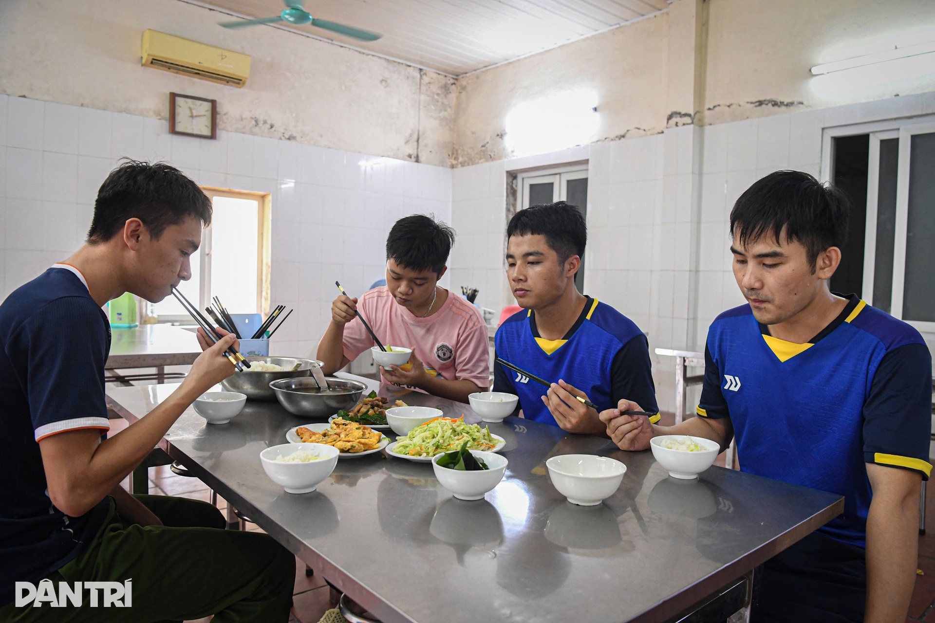 Ngày trực vắng đồng đội, mâm cơm thiếu bát của ba chiến sĩ hy sinh - 15 Ngày trực vắng đồng đội, mâm cơm thiếu bát của ba chiến sĩ hy sinh - 15