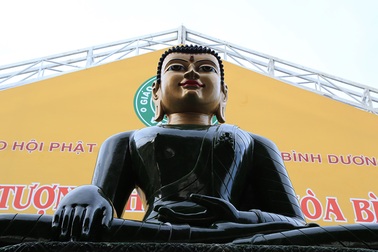 Tượng Phật Ngọc hòa bình thế giới đến Bình Dương