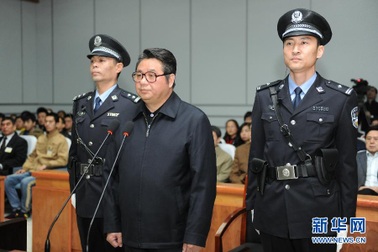 Quan tham ngày mặc áo rách, tối ngủ long sàng