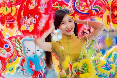 Nữ sinh tuổi 18 dạo phố lồng đèn nhớ Trung thu xưa