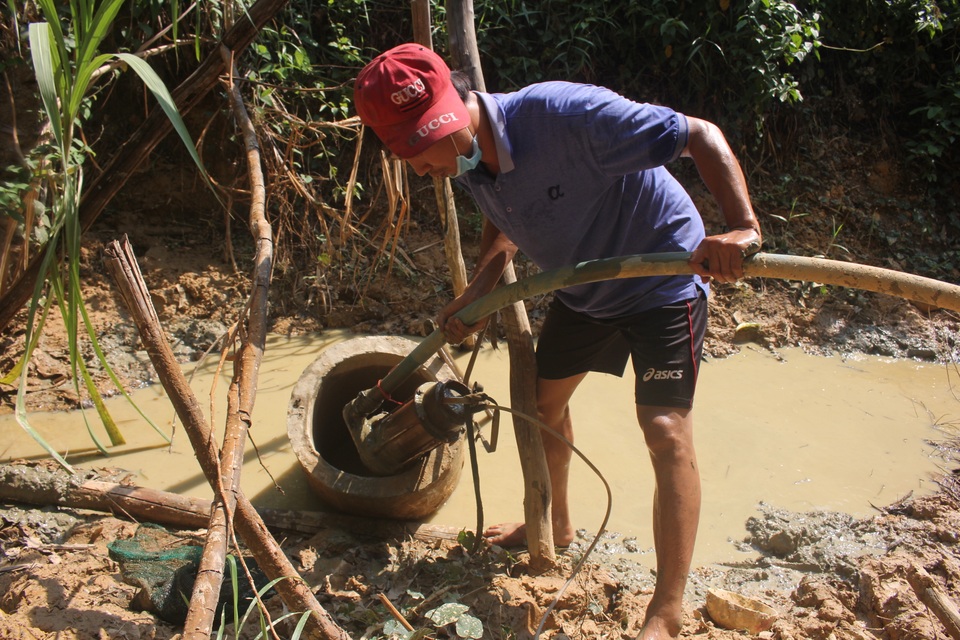 Thầy trò vùng biên gian nan tìm nước sạch - 3 Thầy trò vùng biên gian nan tìm nước sạch - 3