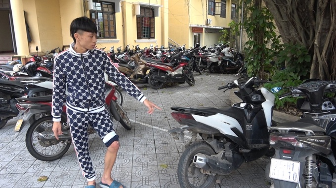 Hiếu và chiếc xe máy Honda Vario 