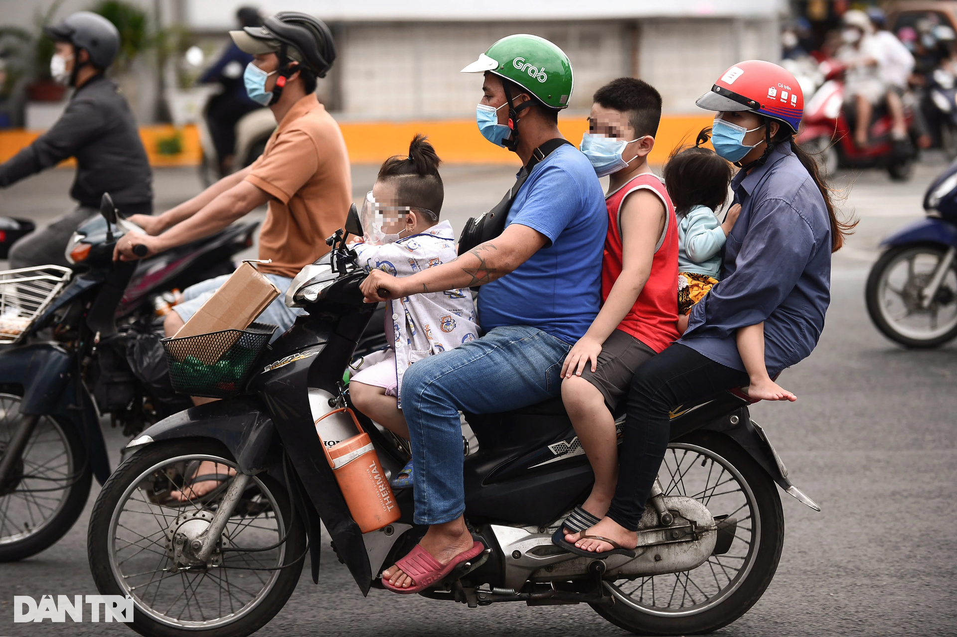 Đủ kiểu vi phạm giao thông trên đường phố TPHCM - 10 Đủ kiểu vi phạm giao thông trên đường phố TPHCM - 10