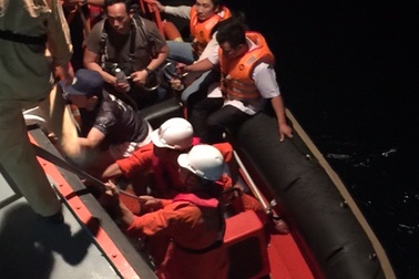 Đưa thuyền viên tàu nước ngoài bị nhiễm trùng da nặng vào bờ cấp cứu