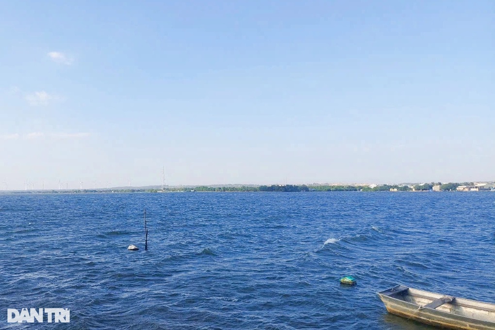 Thuyền chở 3 người chìm trên đầm Thị Nại - 1 Thuyền chở 3 người chìm trên đầm Thị Nại - 1