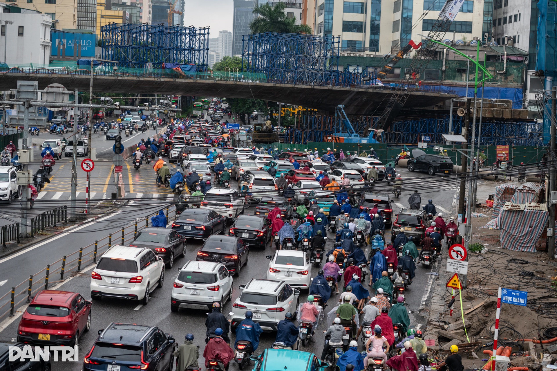 Mưa xuyên đêm đến sáng, giao thông tê liệt trên nhiều tuyến đường Hà Nội - 3