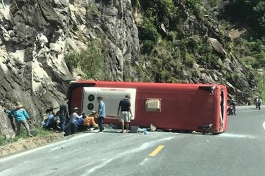 Tài xế xe khách chở 30 người kể giây phút xe bị lật trên đèo
