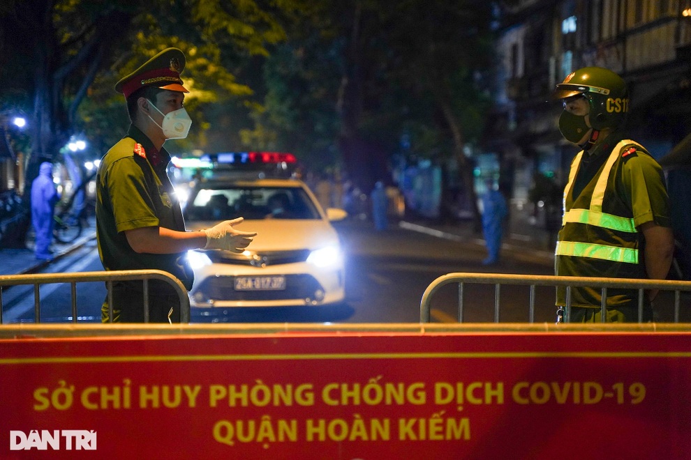 Xuyên đêm đưa hơn 100 F1 từ ổ dịch Bệnh viện Việt Đức đi cách ly - 7 Xuyên đêm đưa hơn 100 F1 từ ổ dịch Bệnh viện Việt Đức đi cách ly - 7